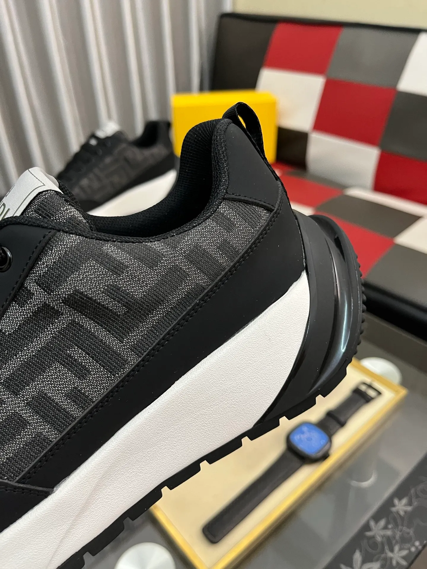 Men's shoes 💰438⌚️⌚️【FENDI】Original quality.~ Unique modern style sneakers. 🏃A must-have casual shoe for trendy men😍😍 Original brand imported from Italy, imported original leather, sheep lining (refuses to discolor and grind feet) Sole: Original sole specially provided by the original factory, French lazy style design ⚠️Fit the foot. Original quality code number: 38-442️⃣Colors available